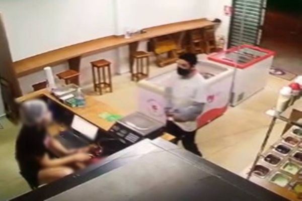 Imagem referente a notícia: Sorveteria é assaltada no Bairro Presidente; Marginal levou cerca de R$250,00 em espécie