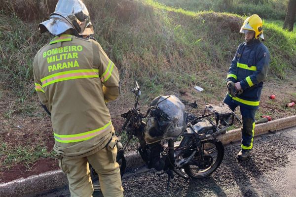 Imagem referente a notícia: Entregador tem moto destruída em incêndio na Rua 25 de Agosto no centro de  Cascavel