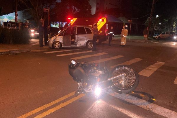 Imagem referente a notícia: Motociclista sobre laceração em tornozelo em colisão na Rua Santa Catarina