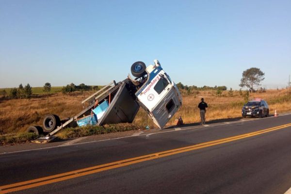 Caminhão capota e motorista escapa ileso de acidente na BR-277