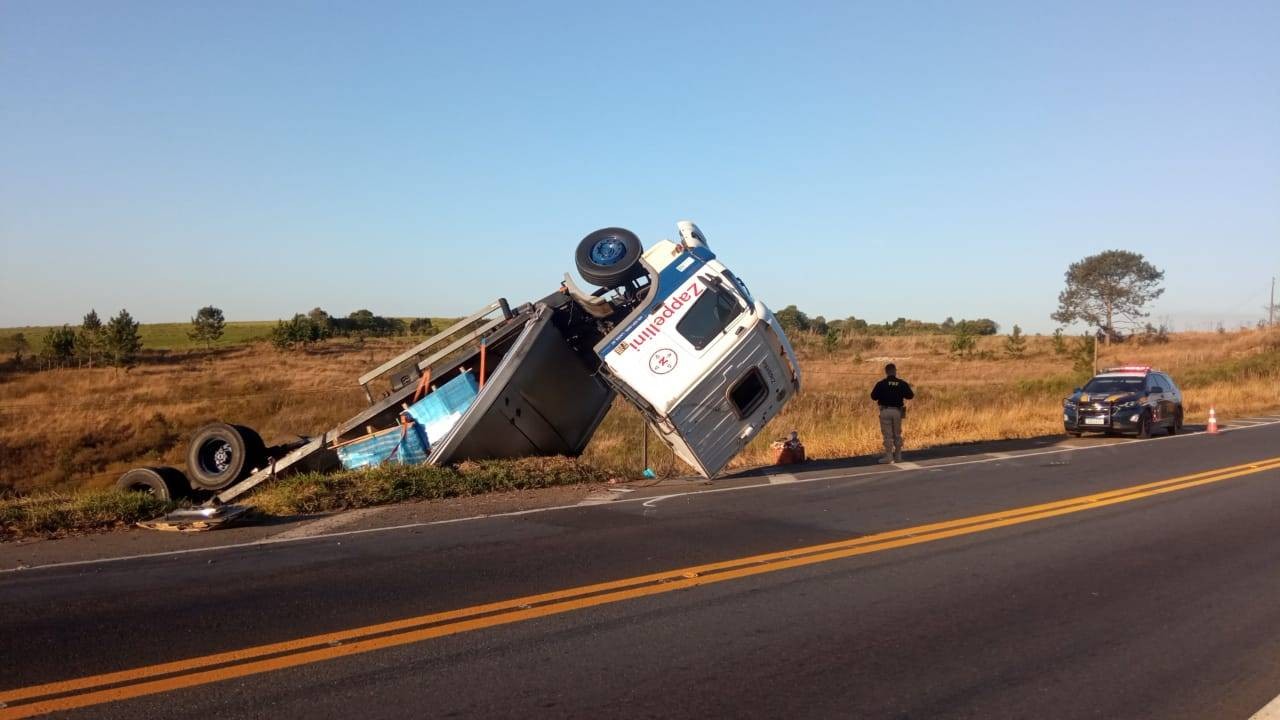 Caminhão capota e motorista escapa ileso de acidente na BR-277