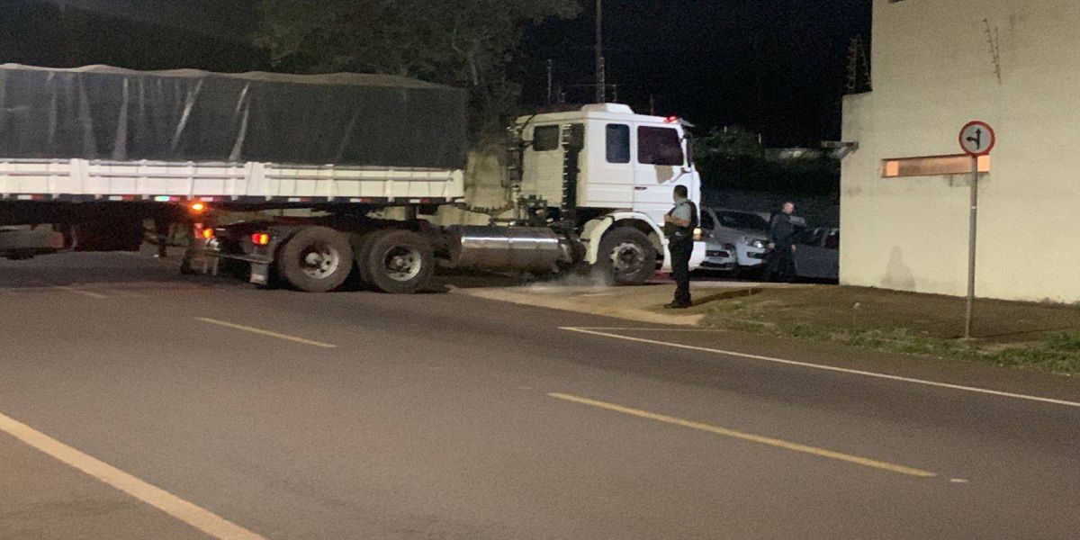 PRF apreende caminhão carregado com cigarros na BR-277 em Cascavel