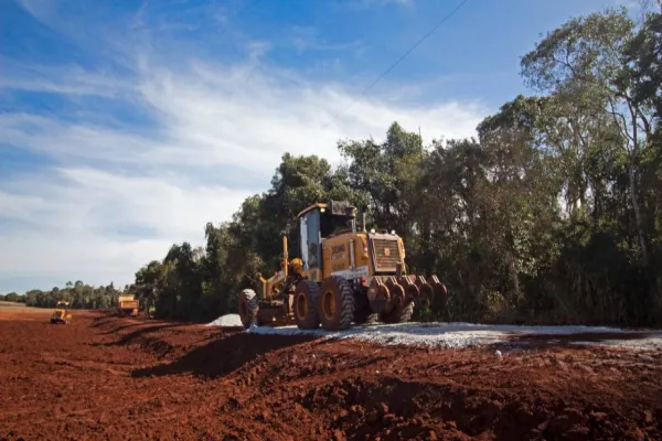 Foto relacionada a notícia: Cascavel inova e adota nova tecnologia para aumentar vida útil das estradas rurais