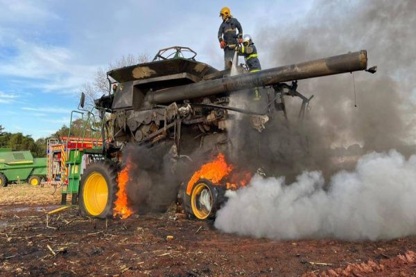 Imagem referente a notícia: Colheitadeira é destruída pelo fogo em Novo Sarandi, no oeste do Paraná