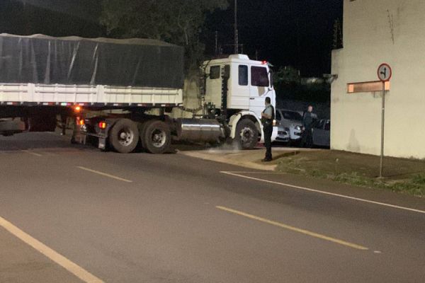 Imagem referente a notícia: PRF apreende caminhão carregado com cigarros na BR-277 em Cascavel