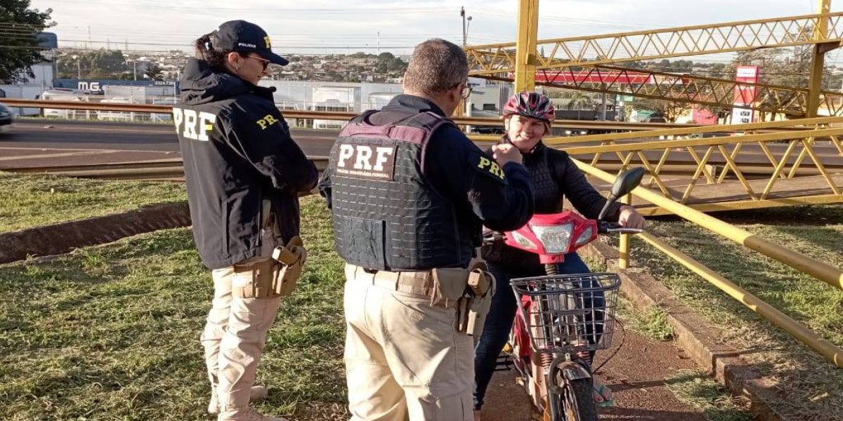 PRF Cascavel realiza ação educativa no Trevo Cataratas e na rodoviaria de Cascavel