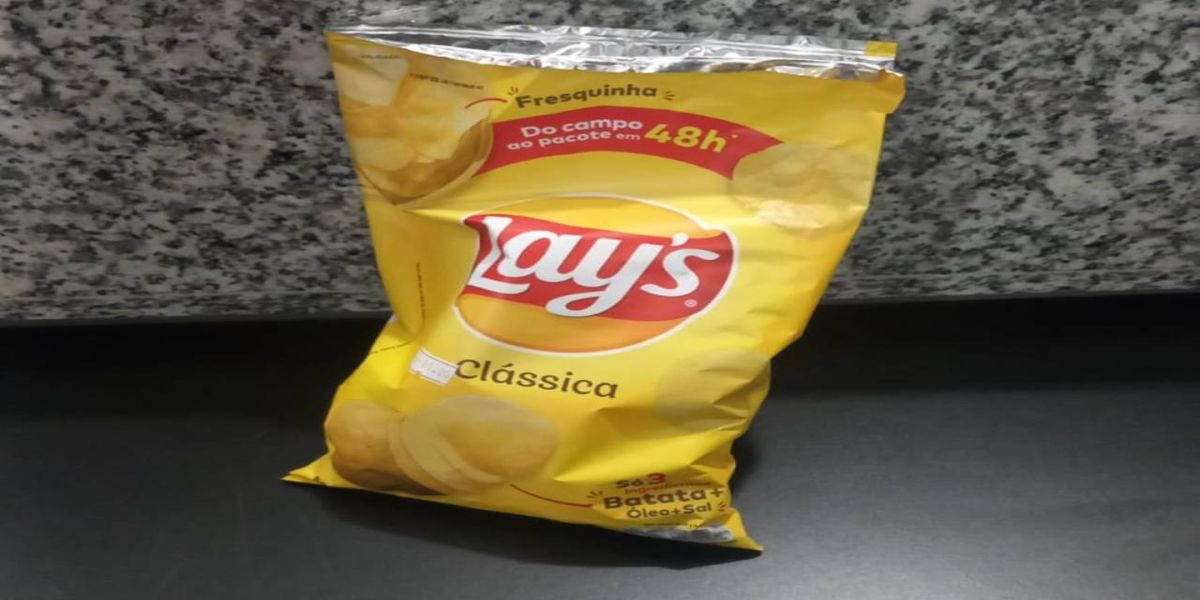 Homem é detido e amarrado por comerciante após o mesmo comer um salgadinho e não pagar