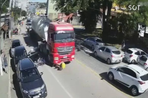Imagem referente a notícia: Impressionante: Mulher abre porta e derruba motociclista que é atropelado por caminhão; Veja o vídeo