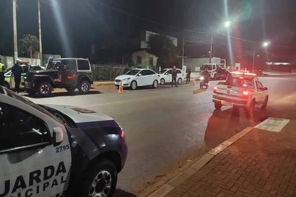 Foto relacionada a notícia: Veículo furtado é recuperado em blitz da Transitar e GM