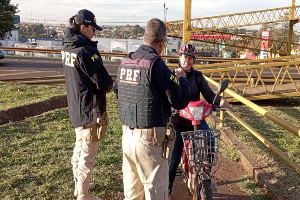 PRF Cascavel realiza ação educativa no Trevo Cataratas e na rodoviaria de Cascavel