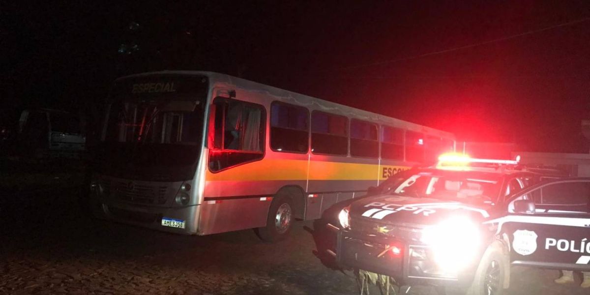 PF apreende 145 caixas de cigarros após confronto com contrabandistas em ônibus “escolar”