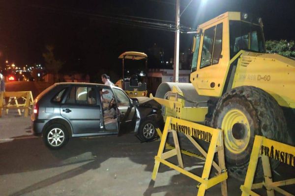 Imagem referente a notícia: Carro colide contra rolo compactador no centro de Cascavel