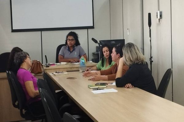 Reunião debate políticas públicas para mulheres em Cascavel