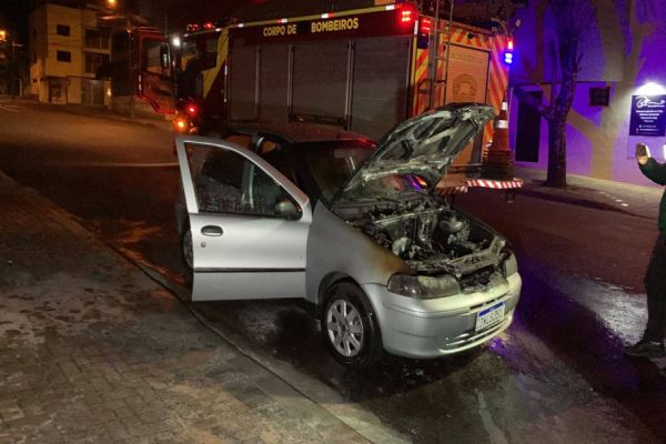 Imagem referente a notícia: Palio pega fogo após problemas elétricos no Bairro São Cristóvão em Cascavel