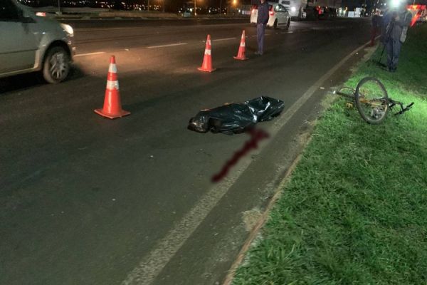 Imagem referente a notícia: Ciclista morre atropelado na BR-277, próximo ao Trevo Guarujá, em Cascavel