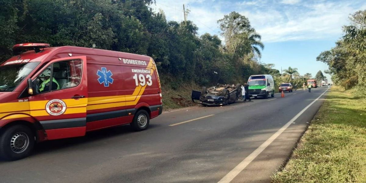 Condutor perde o controle e capota camionete na PR-158, entre Vitorino e São Lourenço do Oeste