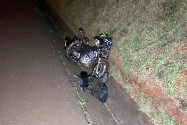 Imagem referente a notícia: Motociclista morre após ser arremessada em pista contrária em colisão traseira na PRc-467