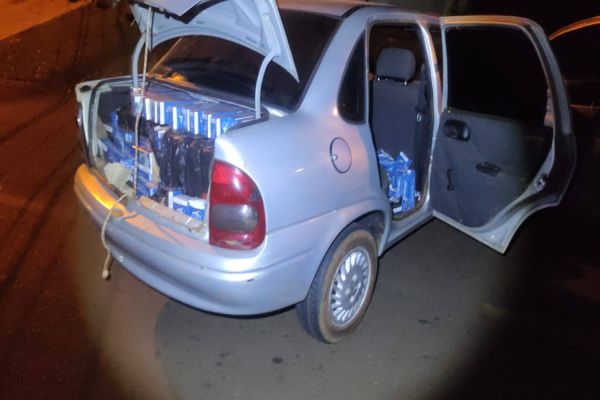 Polícia Militar localiza carro abandonado com 328 caixas de cigarro no bairro Periolo