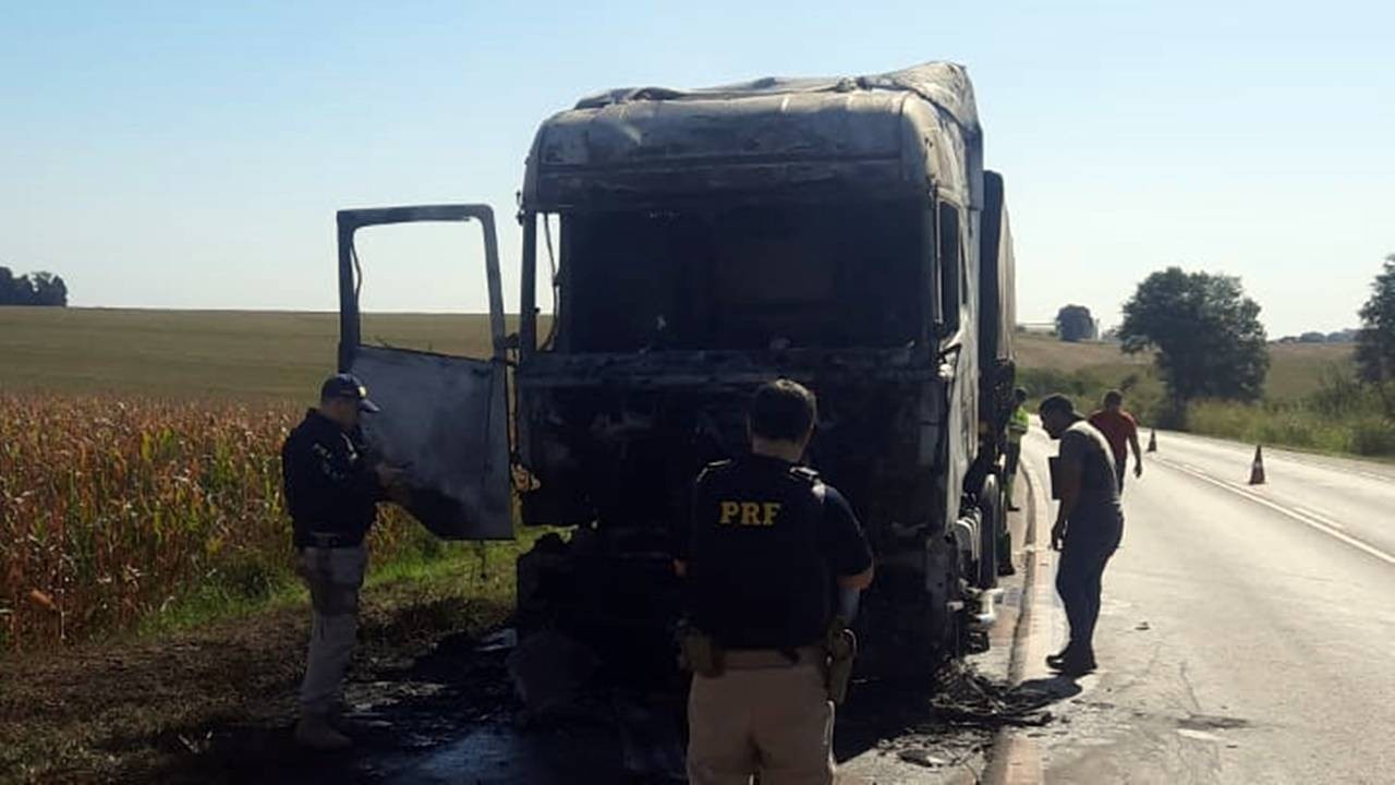 Scania fica destruída em incêndio na BR-369, entre Cascavel e Corbélia