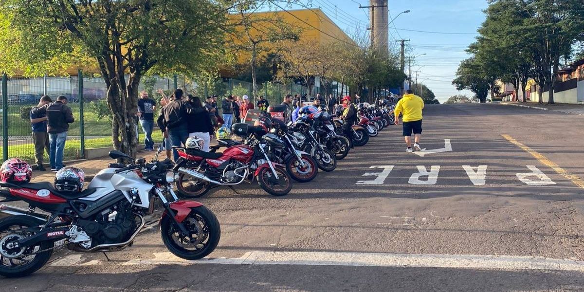 Motoboy's de Cascavel prestam homenagem a Cris Teixeira, vítima de acidente fatal na PRc-467