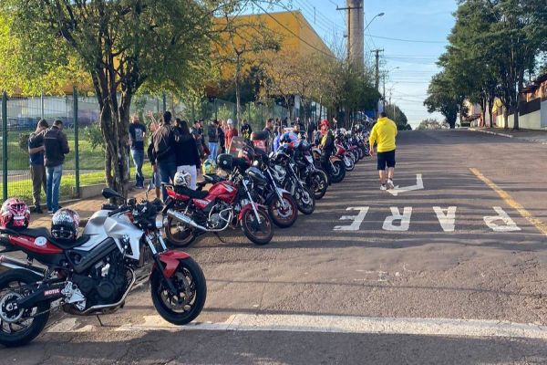 Imagem referente a notícia: Motoboy's de Cascavel prestam homenagem a Cris Teixeira, vítima de acidente fatal na PRc-467