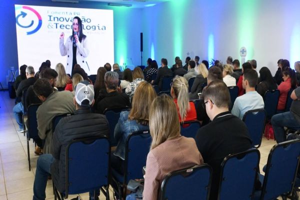 Compradores e fornecedores se reúnem em encontro sobre compras públicas no oeste do Paraná