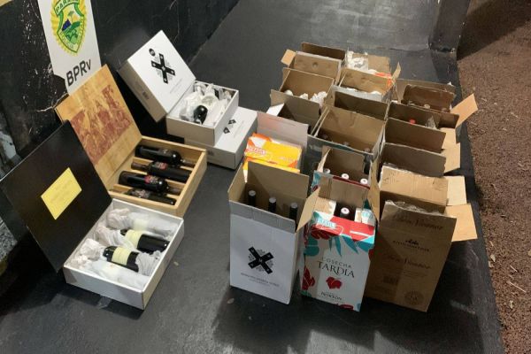 Imagem referente a notícia: Casal é detido com vinhos contrabandeados da Argentina na BR-369 em Corbélia