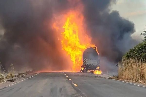 Imagem referente a notícia: Carretas batem de frente na BR-163 e dois morrem na hora
