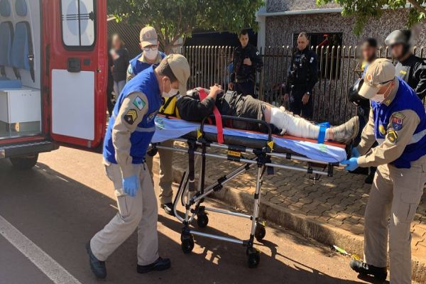 Imagem referente a notícia: Motociclista sofre laceração em perna e passageiro fica ferido após forte colisão na Av. das Pombas