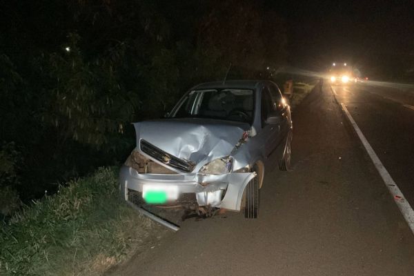 Imagem referente a notícia: Colisão entre carro e caminhão é registrada na BR-369, em Cascavel