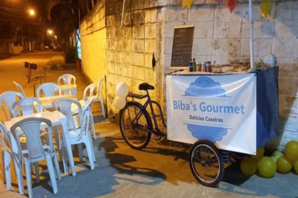 Cozinheiro inaugura food bike, convida amigos e familiares, mas ninguém aparece