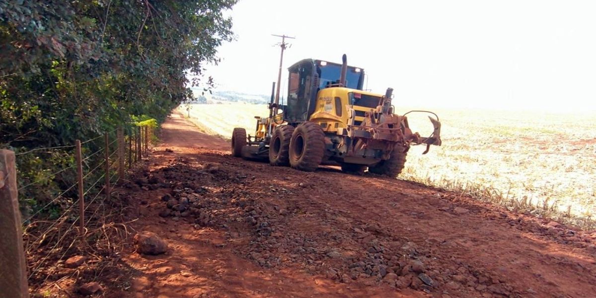 Estrada Oleolar passa por manutenção e ganha pavimentação com cascalho e brita