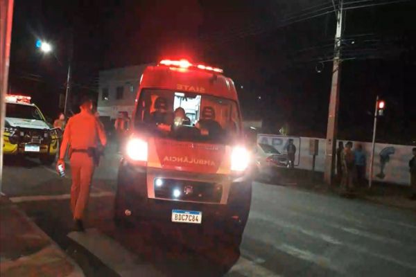 Homem é baleado em festa, amigos socorrem, mas acabam sofrendo acidente na Rua Jorge Lacerda