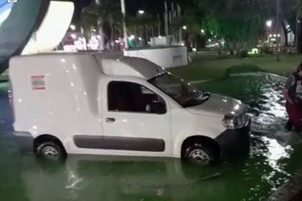 Carro cai dentro do chafariz da Praça do Migrante em Cascavel