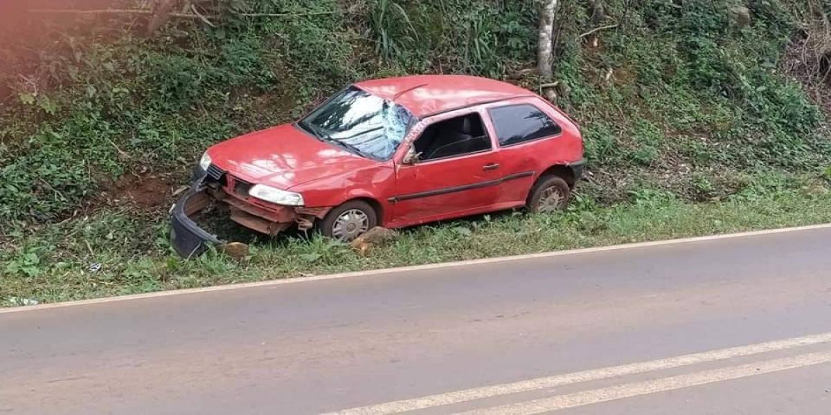 Carro colide violentamente na PR-473 em Quedas do Iguaçu