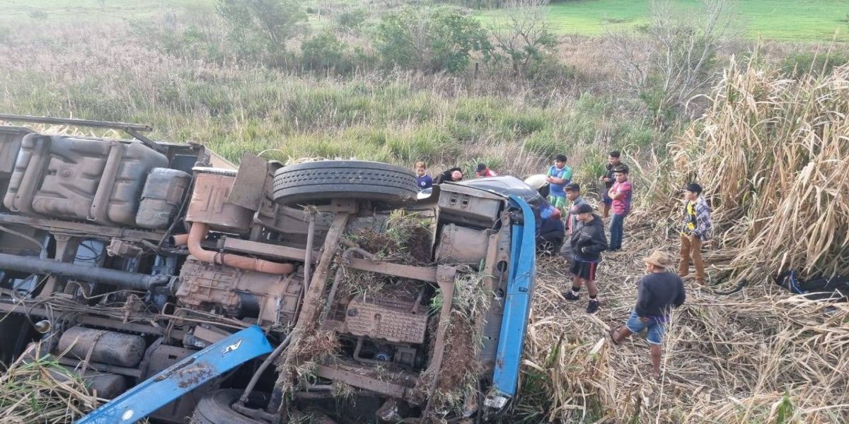 Homem morre após grave acidente entre carros e um caminhão na BR-277; Um dos veículos é de Cascavel