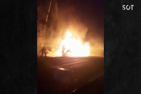 Imagem referente a notícia: Caminhão é destruído em incêndio na BR-369 em Ubiratã