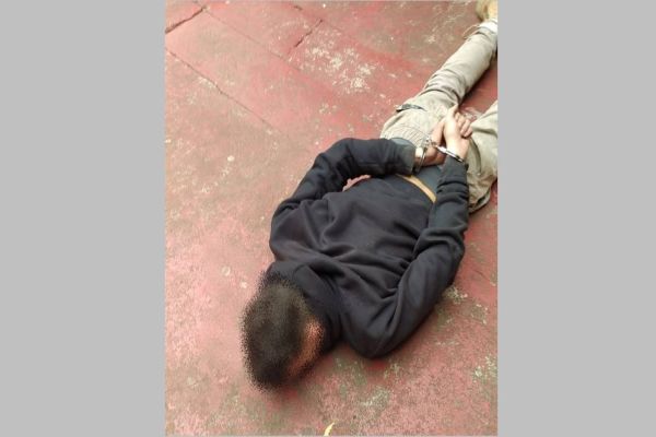 Imagem referente a notícia: Homem é detido pela PM em cima do telhado do Colégio Padre Carmelo após tentar furtar fios