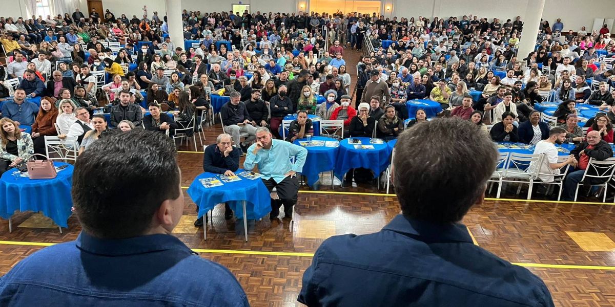 Mais de 1,5 mil pessoas lotam lançamento da pré-candidatura de Gugu Bueno em Cascavel