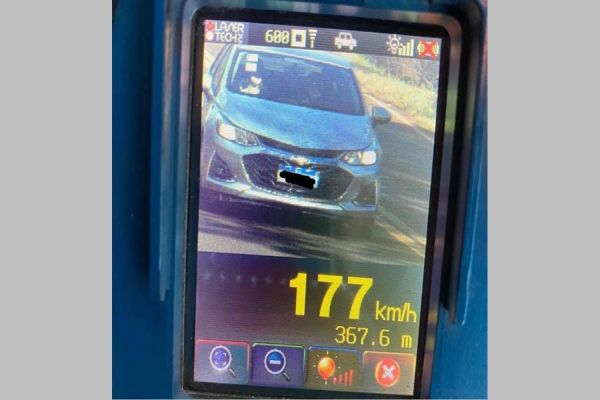 Automóvel é flagrado a 177 quilômetros por hora na PR-180, em Cascavel