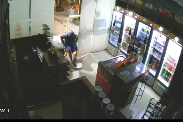 Imagem referente a notícia: Cadeirante é preso após furtar conveniência de posto de combustíveis em Alto Paraná