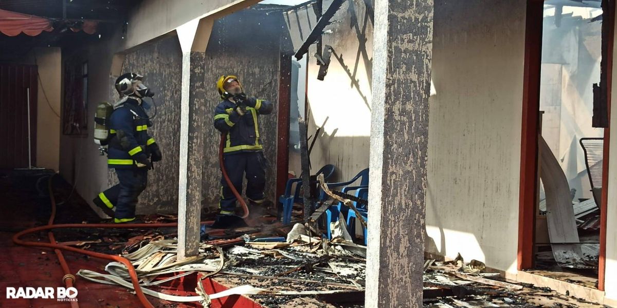 Residência fica destruída após incêndio em Toledo