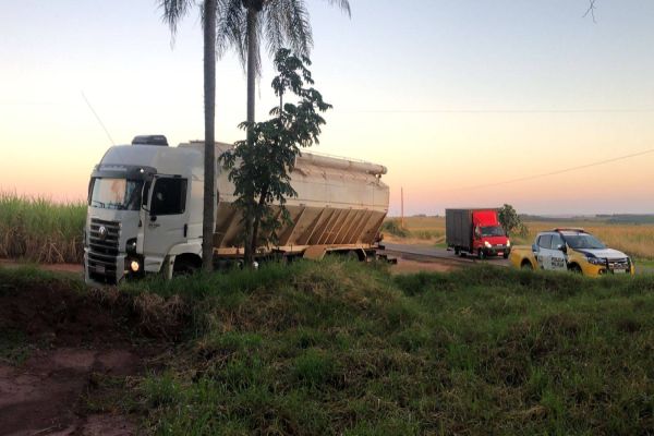 Imagem referente a notícia: PRE apreende caminhão carregado com cigarros e caminhonete preparada para o crime na PR-468