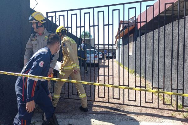Imagem referente a notícia: Carro despenca de elevador e mata jovem na capital do Paraná