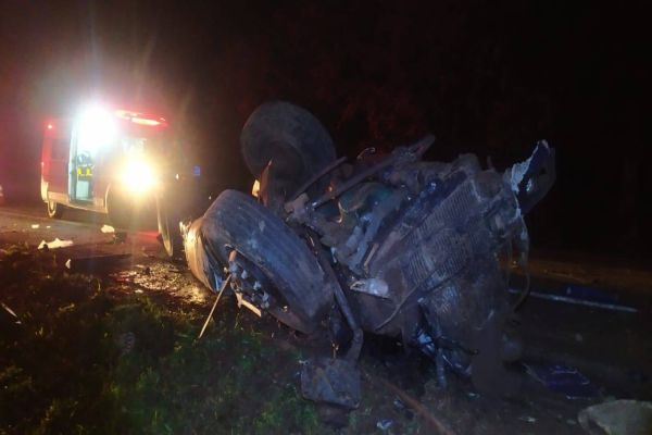Saída de pista seguida de tombamento é registrada durante a madrugada na BR-369