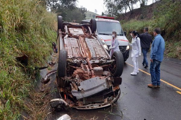 Homem furta veículo, abastece e sai sem pagar e acaba capotando na fuga pela PR-364