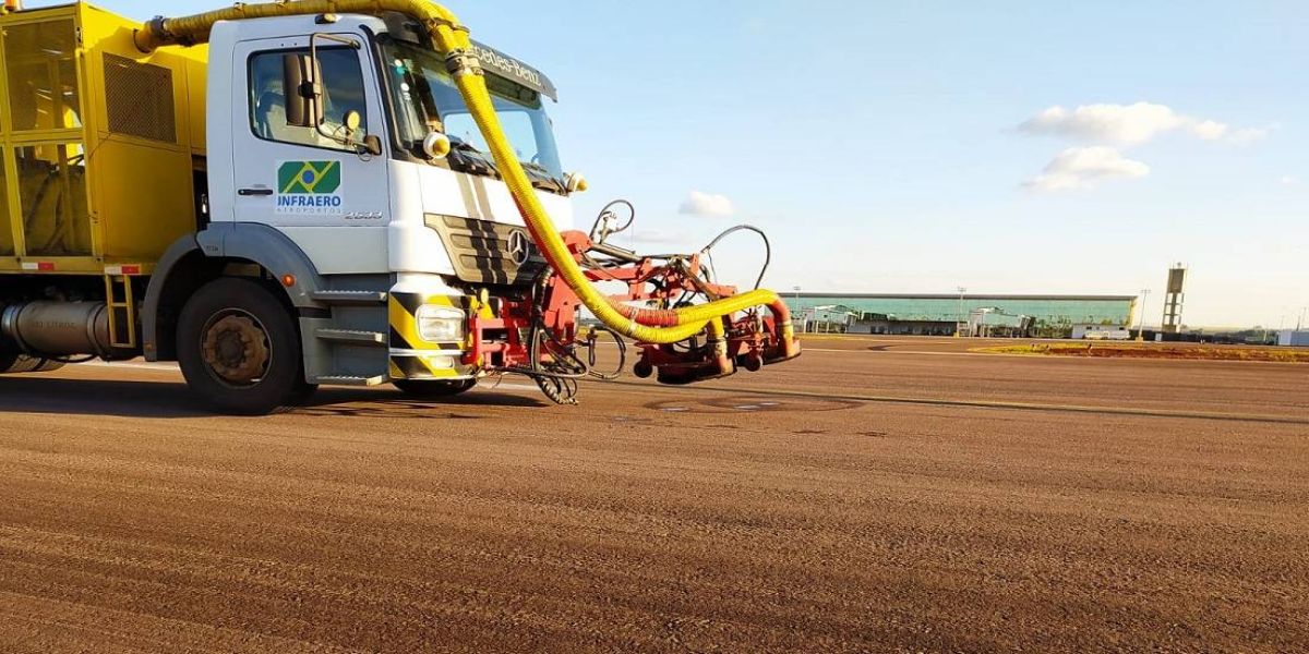 Retexturização da pista do aeroporto aumentará segurança dos pousos e decolagens
