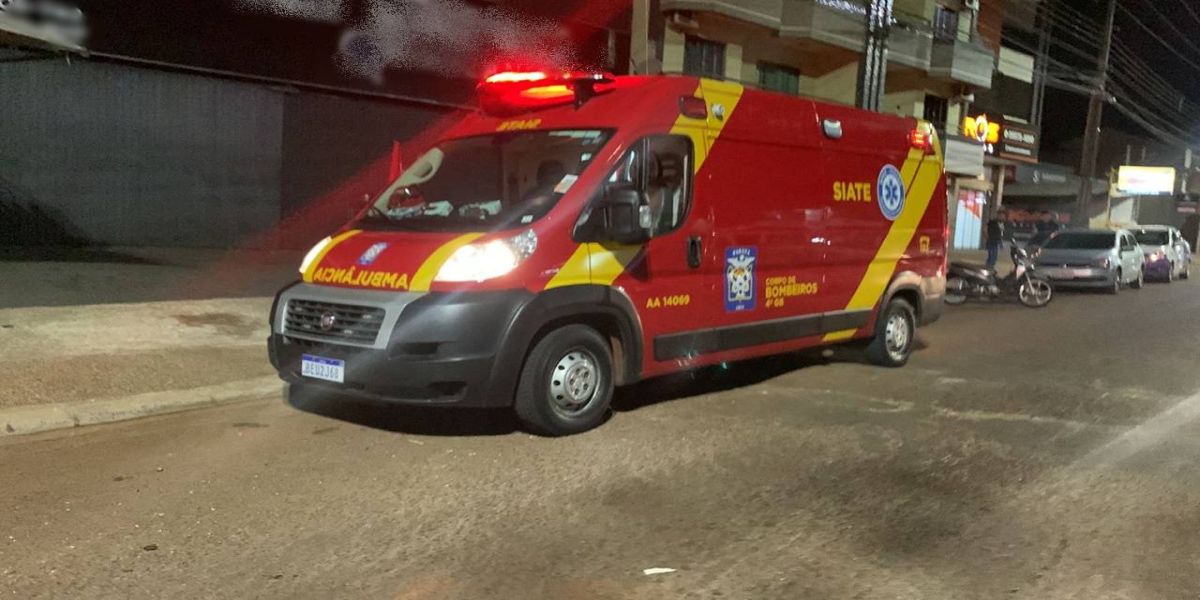 Motociclista sofre queda de moto na Avenida Rocha Pombo em Cascavel