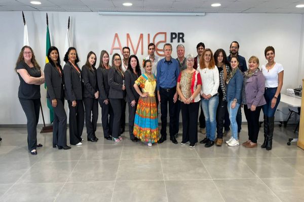 Comitiva de empresários paraguaios visita sede da AMIC PR