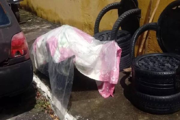 Homem leva corpo da mãe em carro de mão para cemitério no interior do RN